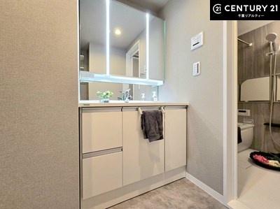 ʑEʏ X^CbVȃtbgʑŃzeCNy݂ʑł܂B