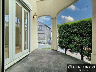 �� 1�K�ɐ݂���ꂽ�J���I�ȃe���X�́A�Ƒ���F�l�Ƃ̌e���̏�ɂ҂�����B
���̃R�[�q�[�^�C���₿����Ƃ�����ɁB����ɂ�Ƃ�����������Ԃł��B