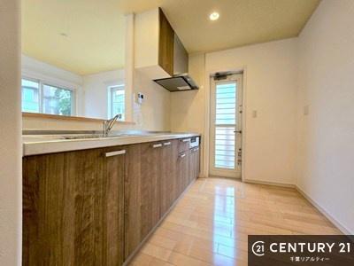 �L�b�`�� �L�b�`�����ɂ́A��������t���Ă��܂��I���܂����S�~���ꎞ�I�ɊO�֏o���Ă������Ƃ��o����̂�
���ȏL���𗭂ߍ��܂��q���I�I�I