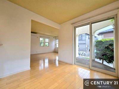 ���r���O �傫�ȑ����炽���Ղ�̗z���������閾�邢���r���O�B�J�����̂��郊�r���O�ŉƑ��c���̂��났�̎��Ԃ��߂����܂��B