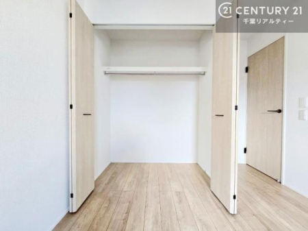 ���[ �S�����Ɏ��[�X�y�[�X��݂��A�ߗނ�G�ߕ��A��̃A�C�e���܂ł�������Ǝ��܂�݌v�B�e�������ƂɎ��[���m�ۂ��邱�ƂŁA���Z��Ԃ��L���g���A��������Ƃ�����炵���������܂��B