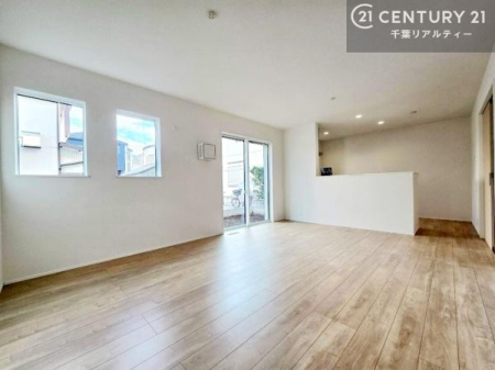 ���r���O �傫�ȑ����炽���Ղ�̗z���������閾�邢���r���O�B�J�����̂��郊�r���O�ŉƑ��c���̂��났�̎��Ԃ��߂����܂��B