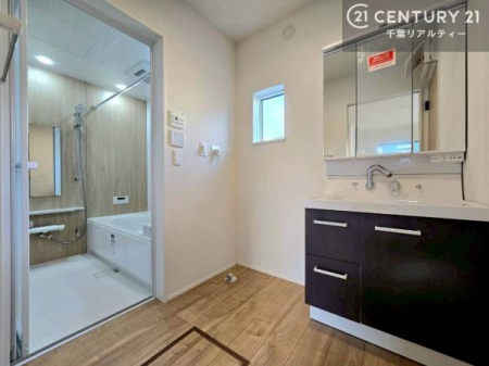 ���ʑ�E���ʏ� �O�ʋ��d�l�̐��ʏ��́A�g�����Ȃ݂����₷������I���͎��[�ɂȂ��Ă��܂��B�h���C���[�₨���ϓ����Еt������̂Ő��ʑ������X�b�L���ƌ����邱�Ƃ��o���܂��I