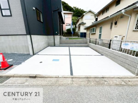 ԏ ԃXy[X2䕪܂IZJhJ[͂AoCN⎩]ԂȂǂuꏊɍ܂B