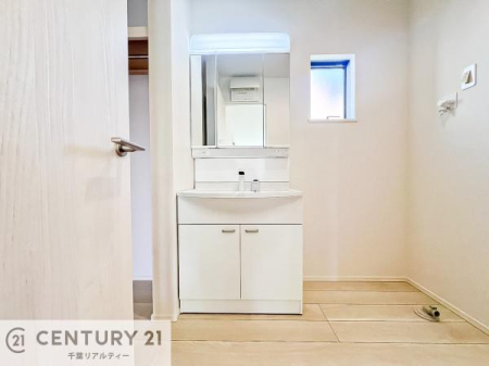 ʑEʏ gȂ𐮂ʏ́A厖łI̐̂镵͋CoIC悭g܂B