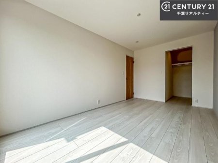 m [Xy[XĂ܂IXbLڂ鎖ł܂ˁB
ƋI΂ȂVvȃfUCׁ̈AƋI΂Cɓ̋ԍ肪łłˁB