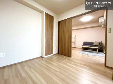 Q rOɗאڂmłBuVvvɃfUCꂽBRx̂ŉƋ⃌CAEgłD݂̋Ԃnグ܂B