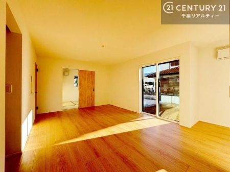 ���r���O �傫�ȑ����炽���Ղ�̗z���������閾�邢���r���O�B�J�����̂��郊�r���O�ŉƑ��c���̂��났�̎��Ԃ��߂����܂��B