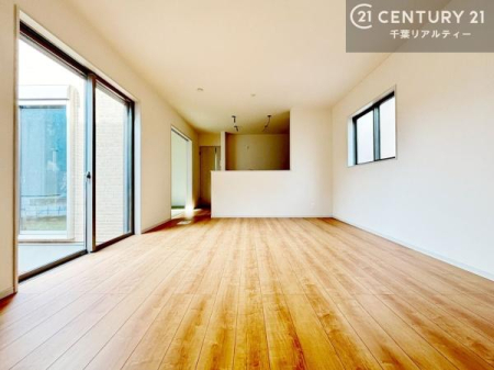 ���r���O �傫�ȑ����炽���Ղ�̗z���������閾�邢���r���O�B�J�����̂��郊�r���O�ŉƑ��c���̂��났�̎��Ԃ��߂����܂��B