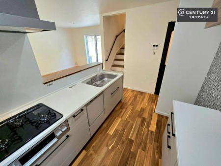 �L�b�`�� �J�b�v�{�[�h�t���̃L�b�`���ł��B
�L�b�`���͉����ƃK�`���K�`���������ł��B�d�q�����W�␆�ъ���u���܂����A��������̐H��͒I�Ɏ��[���\�ł��B