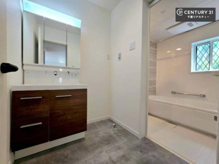 ���ʑ�E���ʏ� �O�ʋ��d�l�̐��ʏ��́A�g�����Ȃ݂����₷������I���͎��[�ɂȂ��Ă��܂��B�h���C���[�₨���ϓ����Еt������̂Ő��ʑ������X�b�L���ƌ����邱�Ƃ��o���܂��I