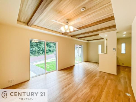 rO ܏V̂郊rÓAԂɍLƍoĂ܂BV䂪Ȃ邱ƂŊJARƖfAƂ肠邭났̋ԂłB