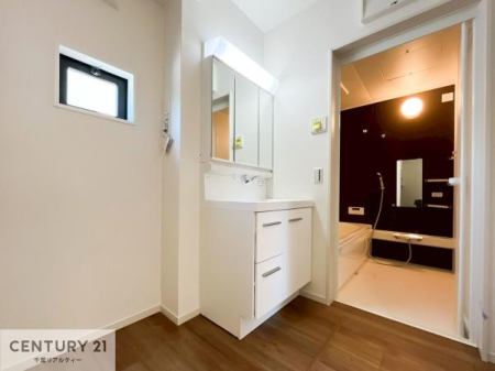 ʑEʏ gȂ𐮂ʏ́A厖łI̐̂镵͋CoIC悭g܂B