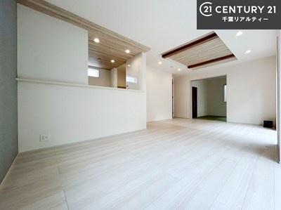 rO ܏V̂郊rÓAԂɍLƍoĂ܂BV䂪Ȃ邱ƂŊJARƖfAƂ肠邭났̋ԂłB