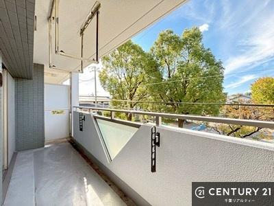 Z˂̒]ʐ^ oRj[͑Oʂ̍LHƁAՂ̗΂]߂Sn悢]BJӂiF̕炵ɖ^Ă܂B