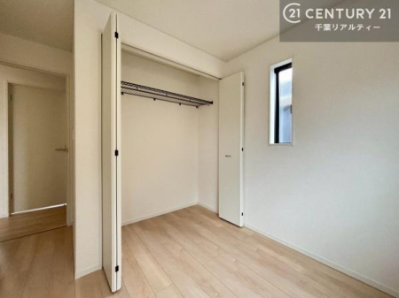 �q������ ���[�X�y�[�X���������Ă���A�ߗނ₨������A�w�p�i�Ȃǂ��������萮���ł��܂��B���������L���g���邽�߁A���K�Ő������Z��Ԃ��������܂��B