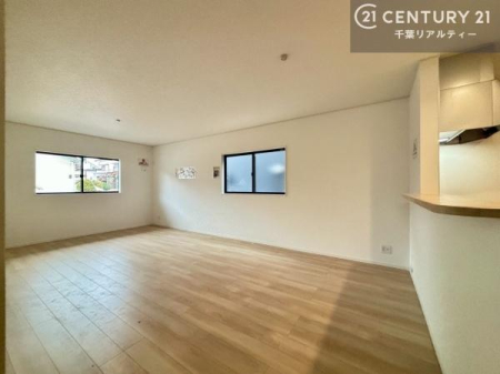 ���r���O �傫�ȑ����炽���Ղ�̗z���������閾�邢���r���O�B�J�����̂��郊�r���O�ŉƑ��c���̂��났�̎��Ԃ��߂����܂��B