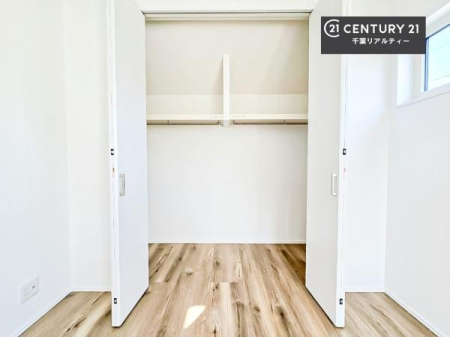 [ emɂ̓N[[bgĂA[Xy[X[BߗނpiAGߕ̎[ɕ֗ŁAłƕЕtۂĂ܂B