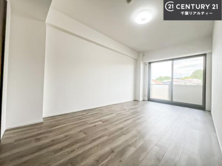 m 邭ʂ̗ǂłBuVvvɃfUCꂽBRx̂ŉƋ⃌CAEgłD݂̋Ԃnグ܂B