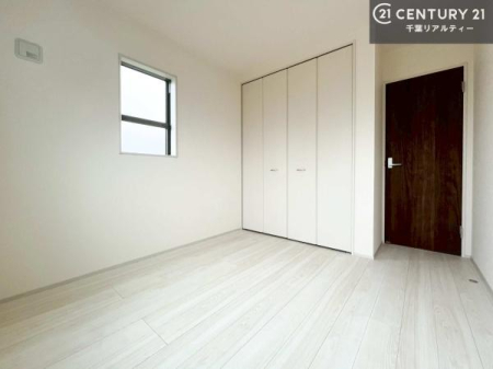 m [Xy[XĂ܂IXbLڂ鎖ł܂ˁB
ƋI΂ȂVvȃfUCׁ̈AƋI΂Cɓ̋ԍ肪łłˁB