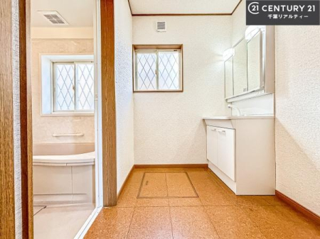 ʑEʏ gȂ𐮂ʏ́A厖łI̐̂镵͋CoIC悭g܂B