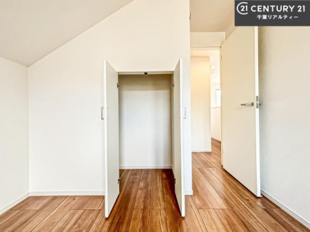 [ emɂ̓N[[bgĂA[Xy[X[BߗނpiAGߕ̎[ɕ֗ŁAłƕЕtۂĂ܂B