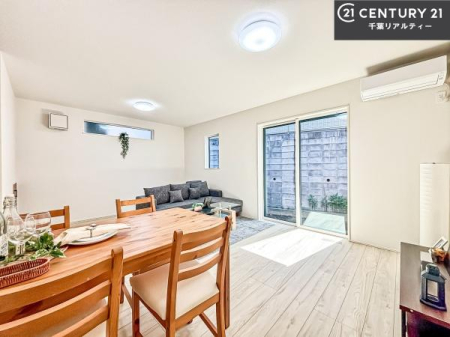 rO ؂ȉƑW܂邩炱LDKɂ͂肽B
qCɏ΂Ȃ瑖ĂpuLƂɂėǂvƎvuԂłB