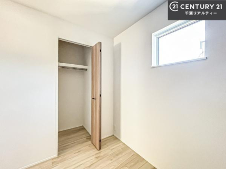 [ emɂ̓N[[bgĂA[Xy[X[BߗނpiAGߕ̎[ɕ֗ŁAłƕЕtۂĂ܂B