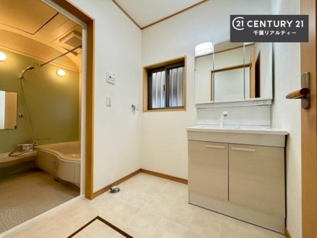 ʑEʏ gȂ𐮂ʏ́A厖łI̐̂镵͋CoIC悭g܂B