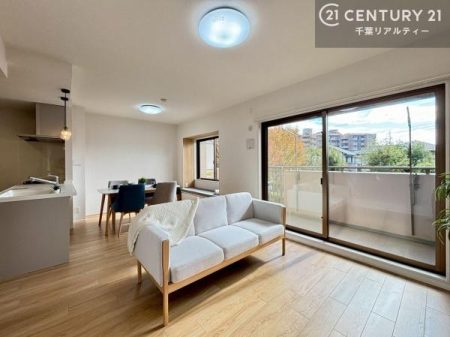 rO X܂ŐꂽZԂŁA\ȉKBV炵҂Ɏn߂ASƐ̂Z܂łB