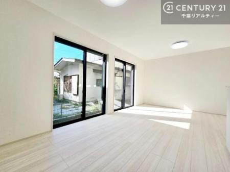 ���r���O �傫�ȑ����炽���Ղ�̗z���������閾�邢���r���O�B�J�����̂��郊�r���O�ŉƑ��c���̂��났�̎��Ԃ��߂����܂��B