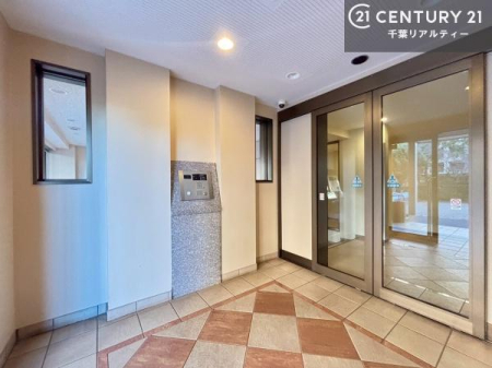 �G���g�����X �G���g�����X�̓I�[�g���b�N���̗p�B���K�҂���������m�F�ł��A�h�Ɩʂɂ��z�����ꂽ���S�̃}���V�����ł��B
�����̕�炵�ɁA�S�����Z�L�����e�B������Ă��܂��B