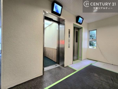 ���̑����p�� �G���x�[�^�[�����ŁA�����̈ړ����X���[�Y�B��K�ւ̃A�N�Z�X�����K�Ȃ��߁A���N�z�̕��⏬���Ȃ��q���܂����邲�ƒ�ɂ����S�ł��B���K���Ɨ��֐������˔������Z�܂��ł��B