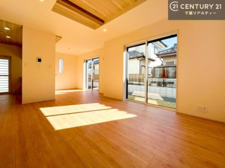 rO SnǂrO͉ƑRƏW܂܂BƑcR̎ԂłBƑƁAw[Ԃ߂łˁB㕔Ŗ邭JIȋԂłB