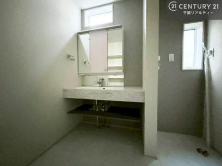 ʑEʏ gȂ𐮂ʏ́A厖łI̐̂镵͋CoIC悭g܂B