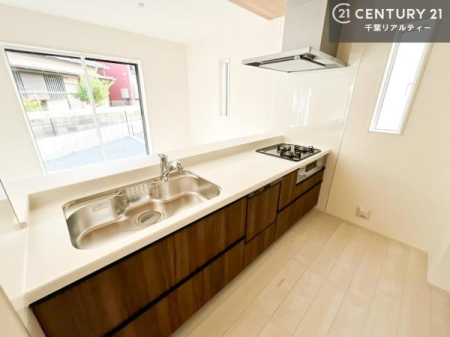 Lb` lC̑ΖʎVXeLb`̗pĂ܂IƑ̃R~jP[VRƑ݌vłB
qlɂڂ͂̂ŊłˁBLXgĉKɍƂi݂܂B