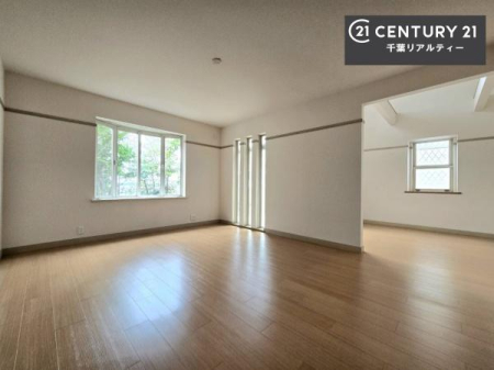 rO 傫ȑ炽Ղ̍z閾邢rOł܂B