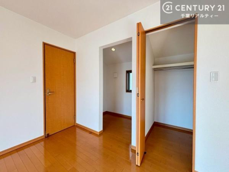 m [Xy[XĂ܂IXbLڂ鎖ł܂ˁB
ƋI΂ȂVvȃfUCׁ̈AƋI΂Cɓ̋ԍ肪łłˁB