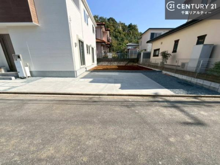 ԏ ԃXy[X3䕪܂IZJhJ[͂AoCN⎩]ԂȂǂuꏊɍ܂B