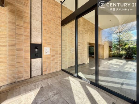 �G���g�����X �G���g�����X�̓I�[�g���b�N���̗p�B���K�҂���������m�F�ł��A�h�Ɩʂɂ��z�����ꂽ���S�̃}���V�����ł��B
�����̕�炵�ɁA�S�����Z�L�����e�B������Ă��܂��B