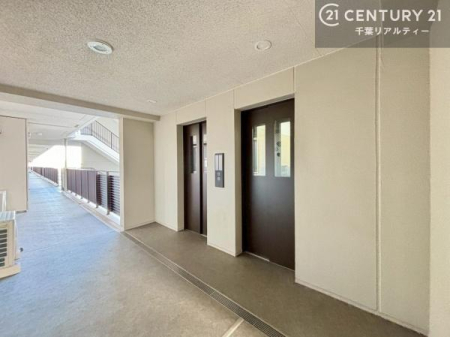 ���̑����p�� �G���x�[�^�[�����ŁA�����̈ړ����X���[�Y�B��K�ւ̃A�N�Z�X�����K�Ȃ��߁A���N�z�̕��⏬���Ȃ��q���܂����邲�ƒ�ɂ����S�ł��B���K���Ɨ��֐������˔������Z�܂��ł��B