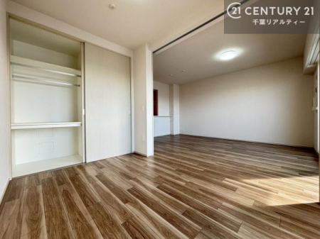 �Q�� ���r���O�ɗאڂ����쐼�����̗m���́A���炩�ȗz�������������ޖ��邢�Q����ԁB
���͎��R���ŋC�����悭�ڊo�߁A��͗��������Ă��낰��A�S���炮�ꎺ�ł��B