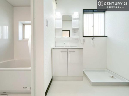 ʑEʏ gȂ𐮂ʏ́A厖łI̐̂镵͋CoIC悭g܂B