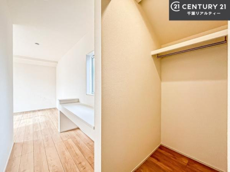 [ emɂ̓N[[bgĂA[Xy[X[BߗނpiAGߕ̎[ɕ֗ŁAłƕЕtۂĂ܂B