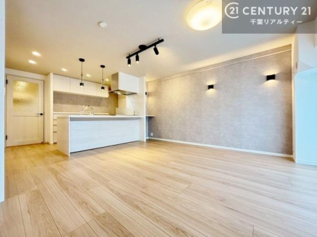 rO X܂ŐꂽZԂŁA\ȉKBV炵҂Ɏn߂ASƐ̂Z܂łB