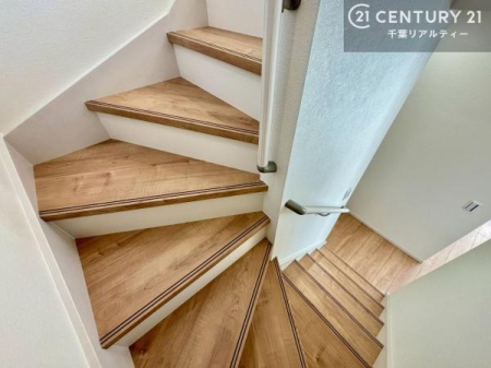 ���̑����� �K�i�ɂ͎肷�肪������Ă���A�����̏�艺������K�ň��S�B�Ƒ��݂�ȂɗD�����݌v�ł��B