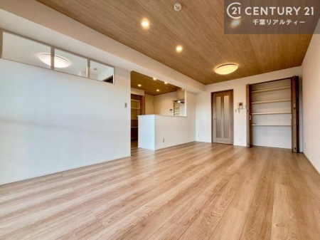 rO ̃rÓA邢z˂Ղ荞݁AƑ݂ȂRƏW܂鉷JIȋԂłBKȏZ܂܂B