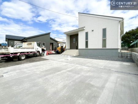 ԏ ԃXy[X2䕪܂IZJhJ[͂AoCN⎩]ԂȂǂuꏊɍ܂B