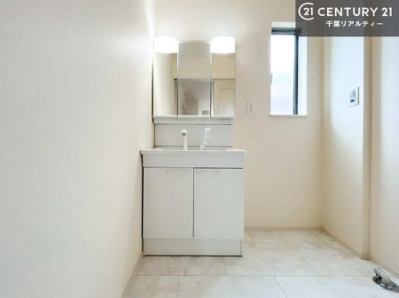 ʑEʏ gȂ𐮂ʏ́A厖łI̐̂镵͋CoIC悭g܂B