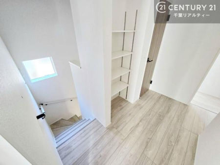 ���̑����� �K�i�͖��邭�A�������������茩������S�݌v�B���q�l�₲�N�z�̕������S�ɂ����p���������܂��B����ɁA2�K�z�[���ɂ͕֗��ȒI��ݒu���A�f�b�h�X�y�[�X�𖳑ʂȂ����p���Ă��܂��B